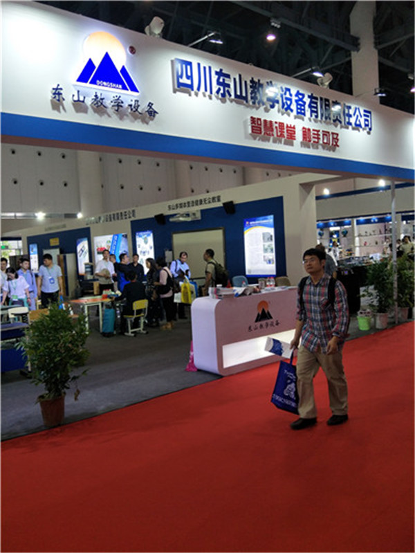 浩然體育與四川東山教學(xué)設(shè)備有限責(zé)任公司交流合作當(dāng)中 浩然體育與四川東山教學(xué)設(shè)備有限責(zé)任公司交流合作當(dāng)中