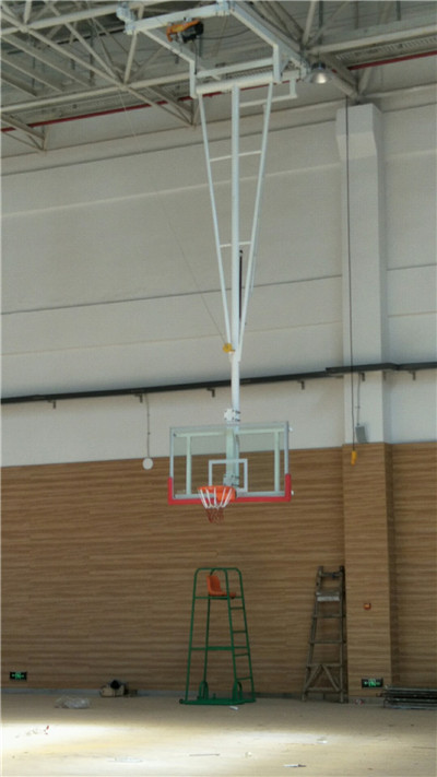 江西南昌某中學(xué)室內(nèi)場館懸掛式電動(dòng)籃球架安裝現(xiàn)場