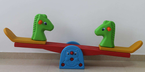 兒童玩蹺蹺板的時候需要注意哪些安全問題 兒童玩蹺蹺板的時候需要注意哪些安全問題